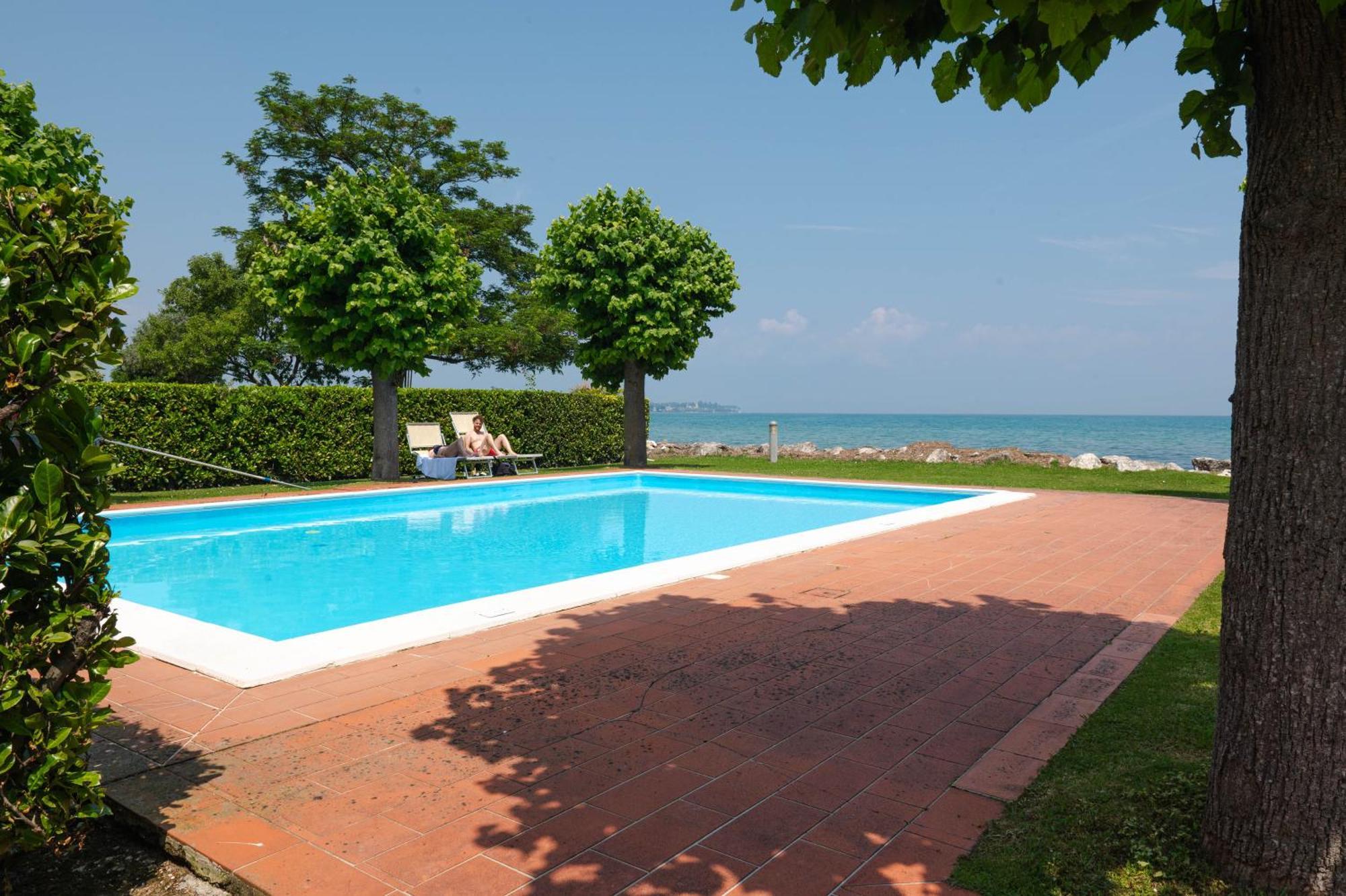 Incantevole Location Fronte Lago Sirmione Buitenkant foto